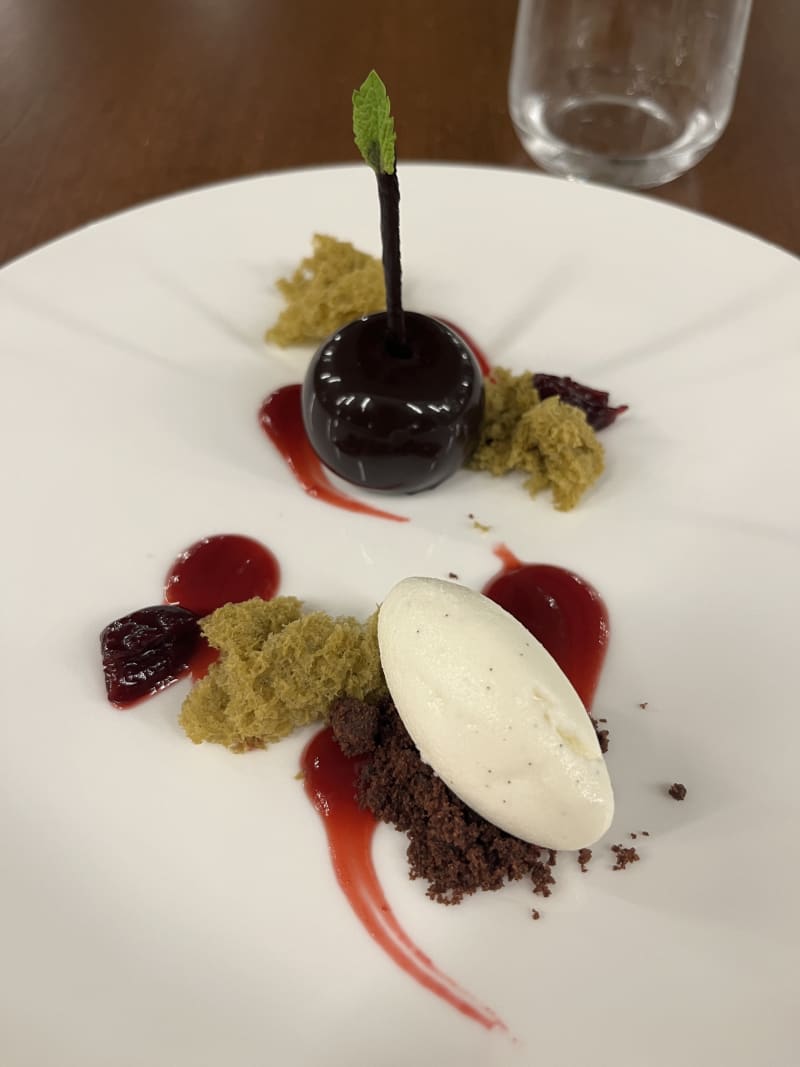 Mon Cherry, mousse al Cioccolato fondente ripieno di Ciliegie allo Cherry con la sua riduzione, biscotto al Cioccolato e Gelato al Fior di Latte - Osmo Cucina, Florence