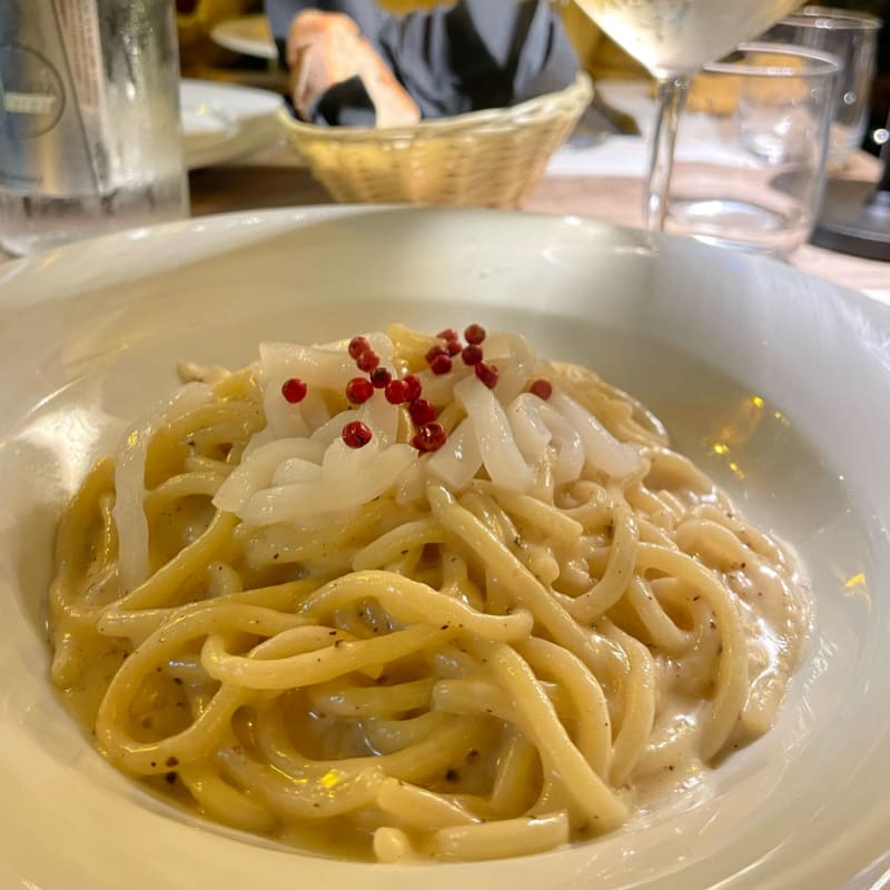 Spaghettoni cacio e pepe con calamari e pepe rosa - Semola PastaBar, Sorrento