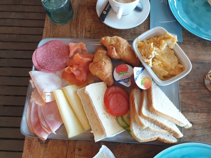 Frühstück für zwei Personen, zwei kleine Brötchen fehlen auf dem Foto schon - Meijer aan Zee, Zandvoort