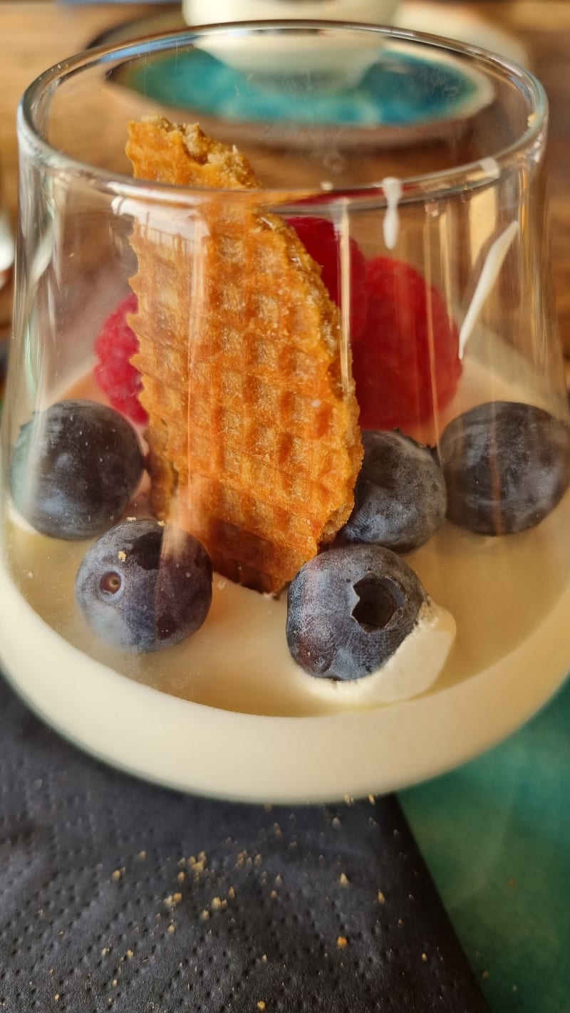 Witte chocolademousse met rode vruchten - Meijer aan Zee, Zandvoort