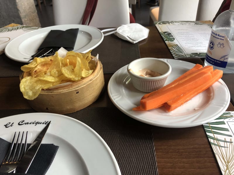 Aperitivo: patatas fritas (sin gluten) y zanahorias con salsa sin gluten - El Caciquito, Madrid