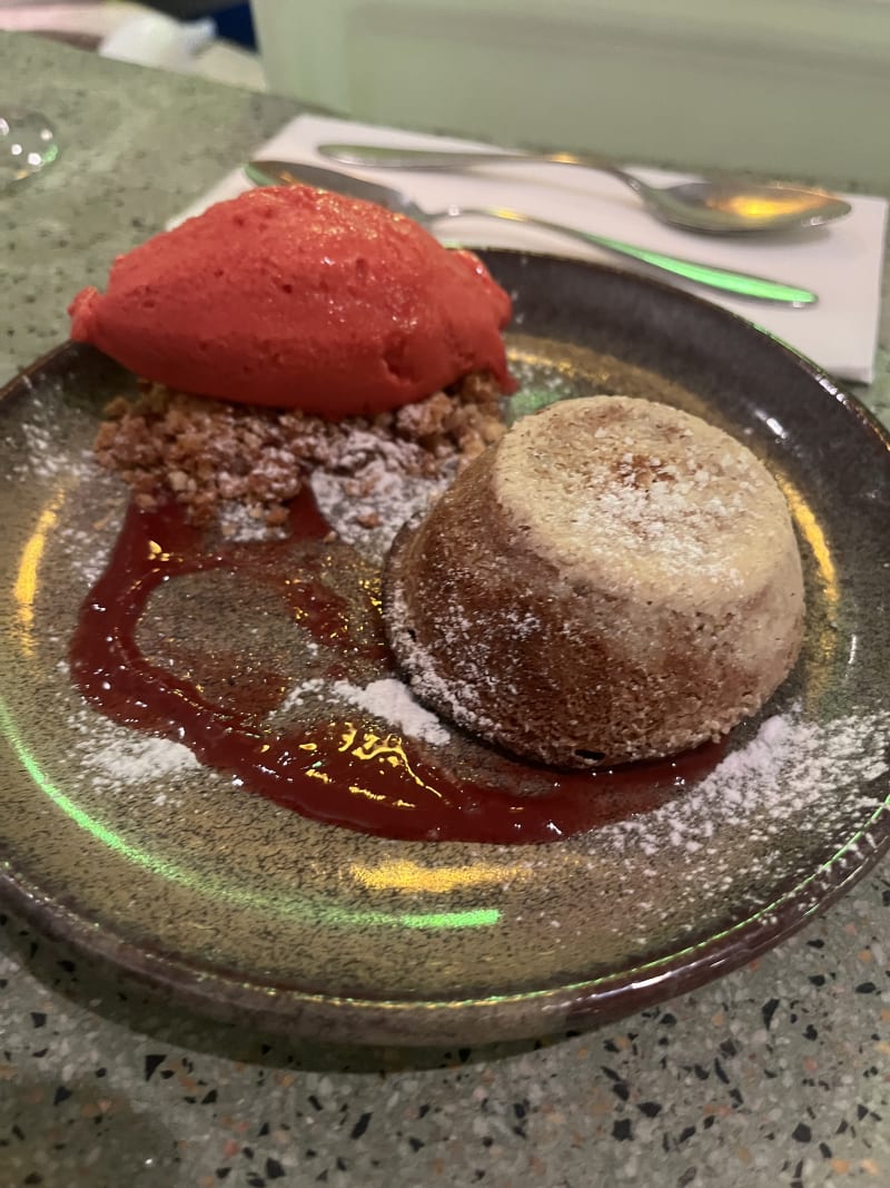 Petit Gateau de Caramelo com Gelado de Framboesa - Peixola, Lisbon