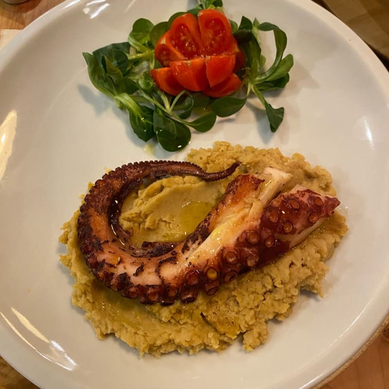 Tentacolo di polipo grigliata su hummus di ceci  - Fabbrica Del Grano, Milan