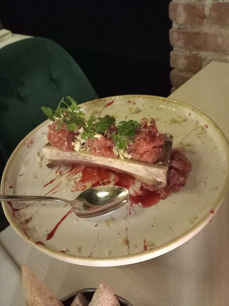 Tartare di fassona, midollo tiepido, anacardi sabbiati, gel di ibisco e cerfoglio. - Domish Milano, Milan