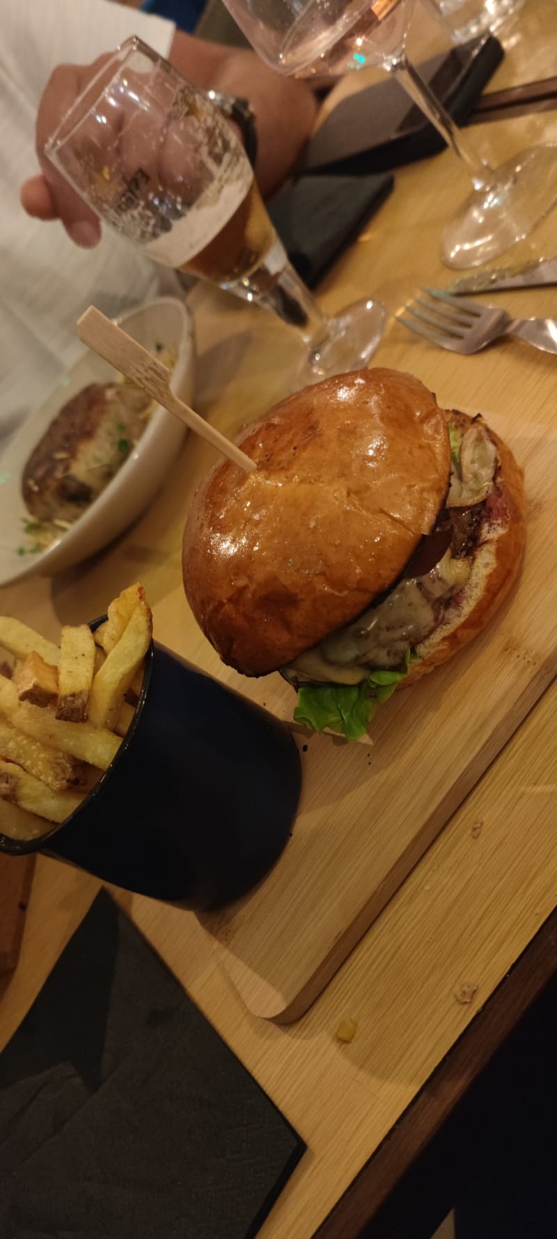 Hamburguer Da Casa Com Carne Maturada Batatas Fritas Caseiras E Salada - O Balcão dos Dois Irmãos, Lisbon