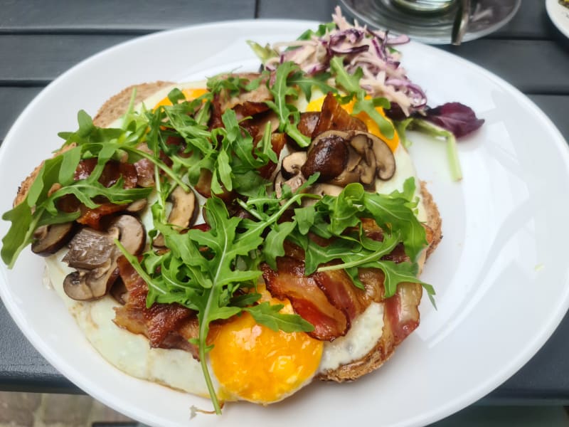 Uitsmijter met bacon, paddestoelen en rucolasla  - Restaurant Naud, Groningen