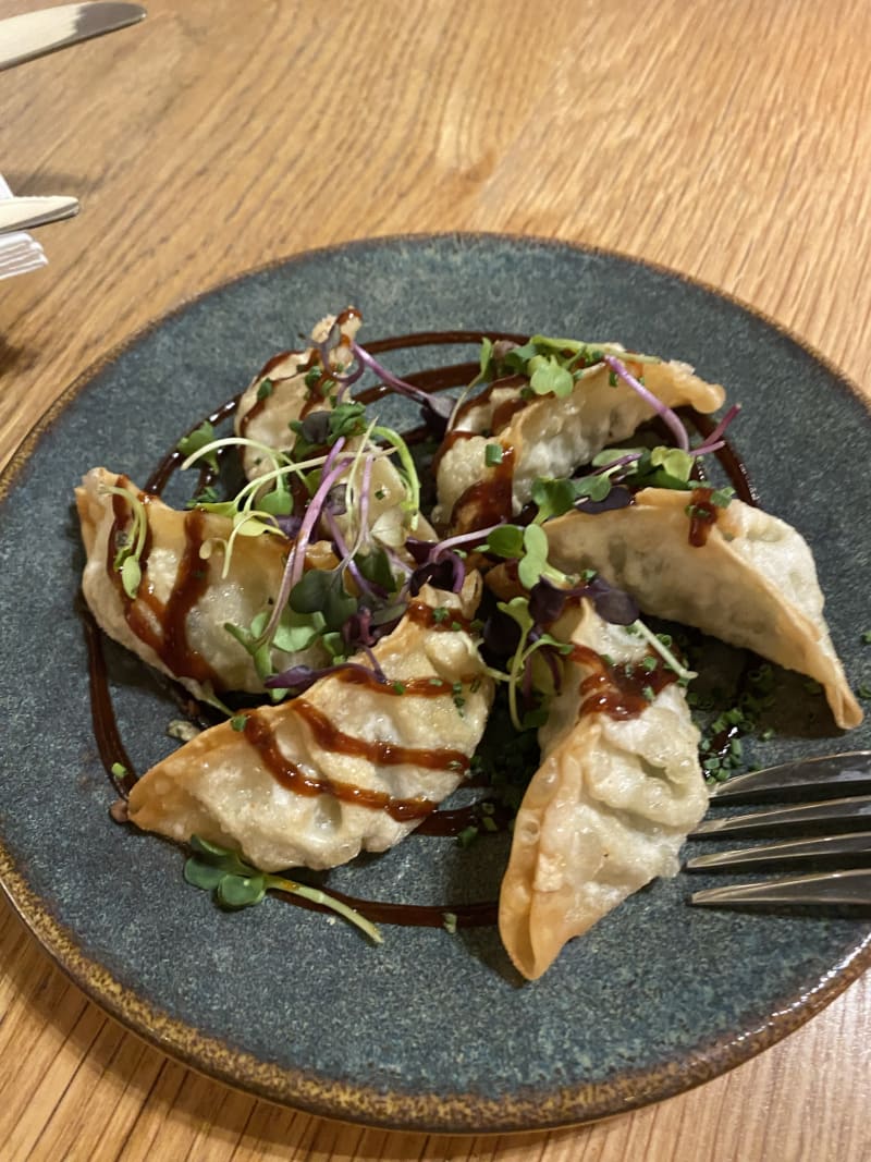 Vegan gyozas with hoisin sauce - Mezza, Barcelona