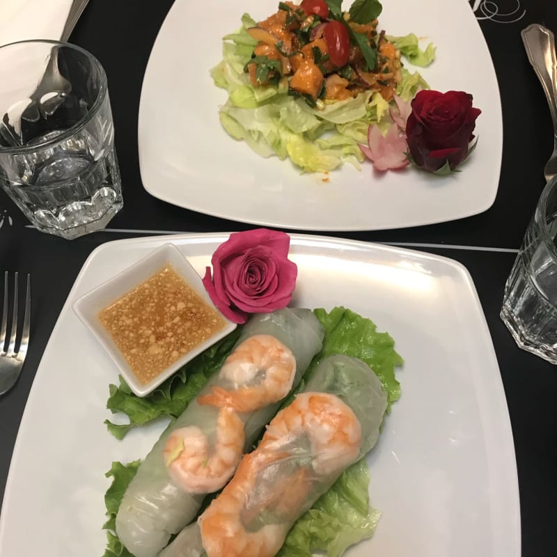 Rouleaux de printemps et tartare de saumon - Thai Som Tam, Paris