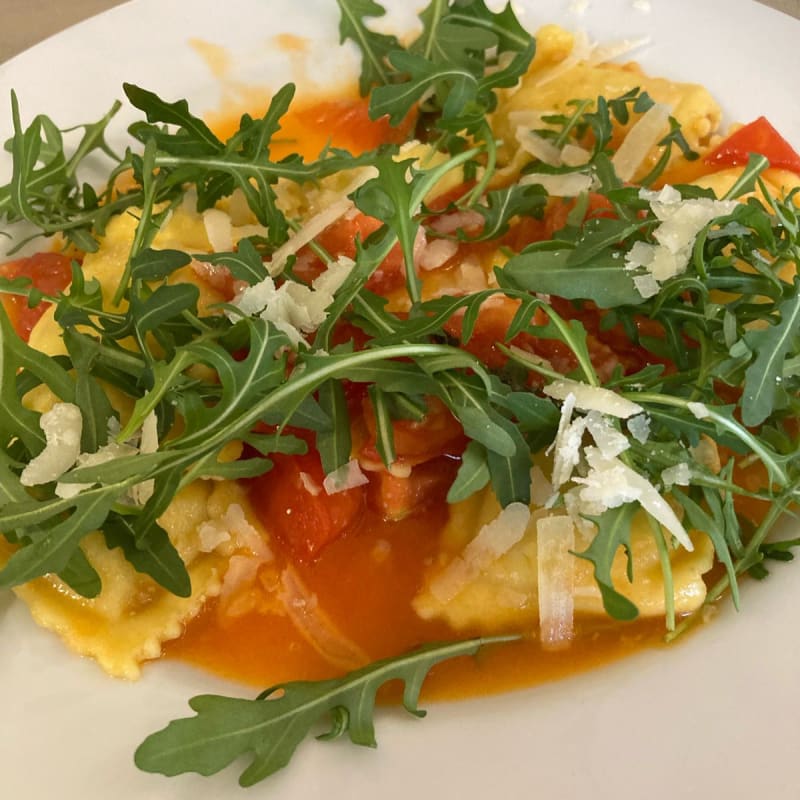 Ravioli cacio e pepe con rucola pomodorini e scaglie di parmigiano. Molto buoni - Le Contrade