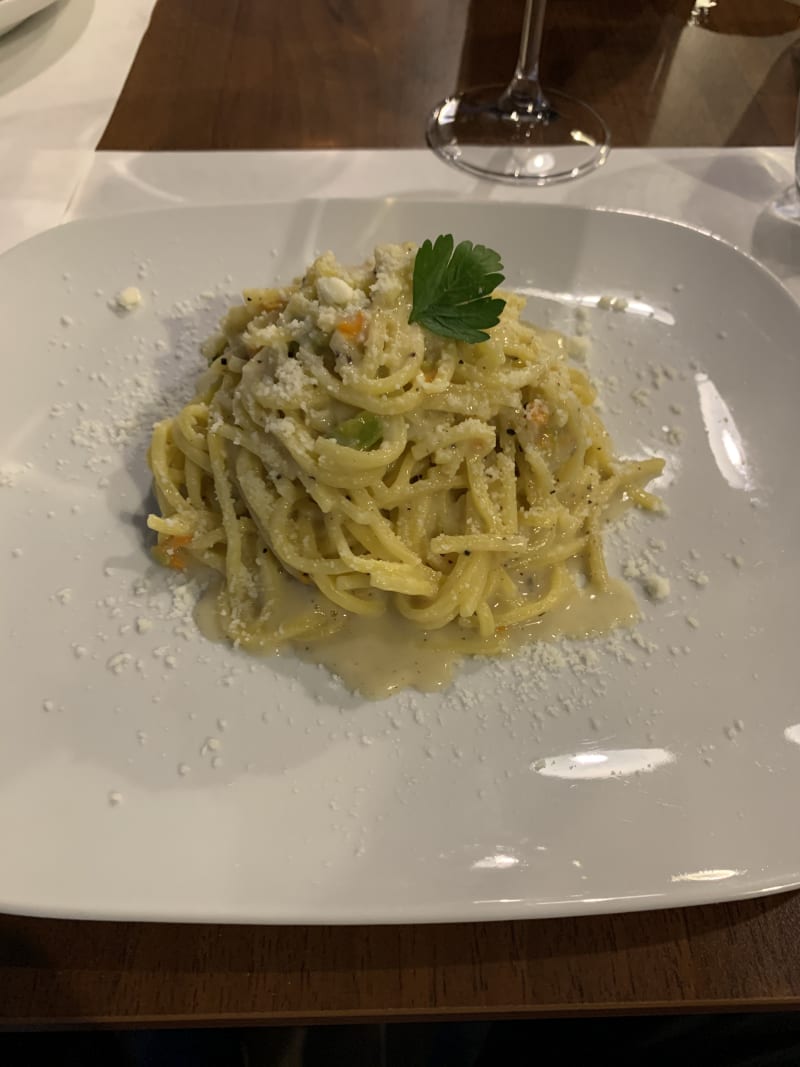 Typical roman dish with a twist. Cacio and Pepe pasta with zucchini flower - Bistrot Zazzera, Todi