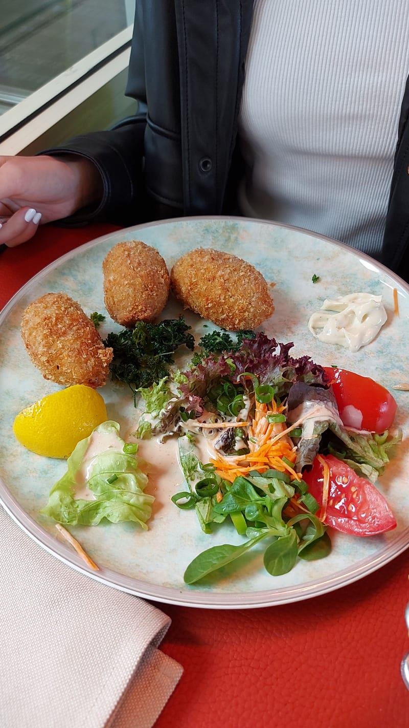 3 croquettes aux crevettes maison, salade et frites fraîches - Poseidon, Ostend