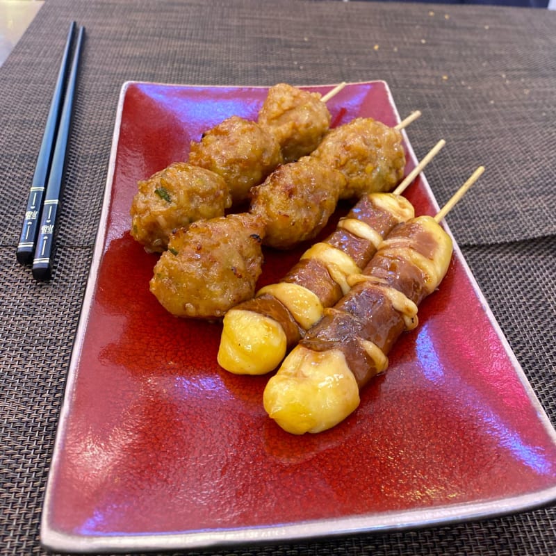 Paire de Brochettes boulettes de poulet et de bœuf fromage.  - Kazoku, Malakoff