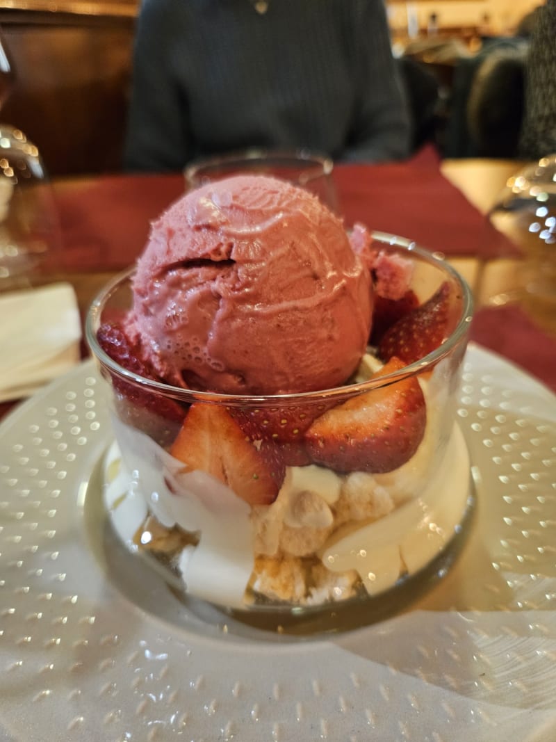 Meringue, double crème de gruyère, sorbet framboise - L’Onesienne, Onex