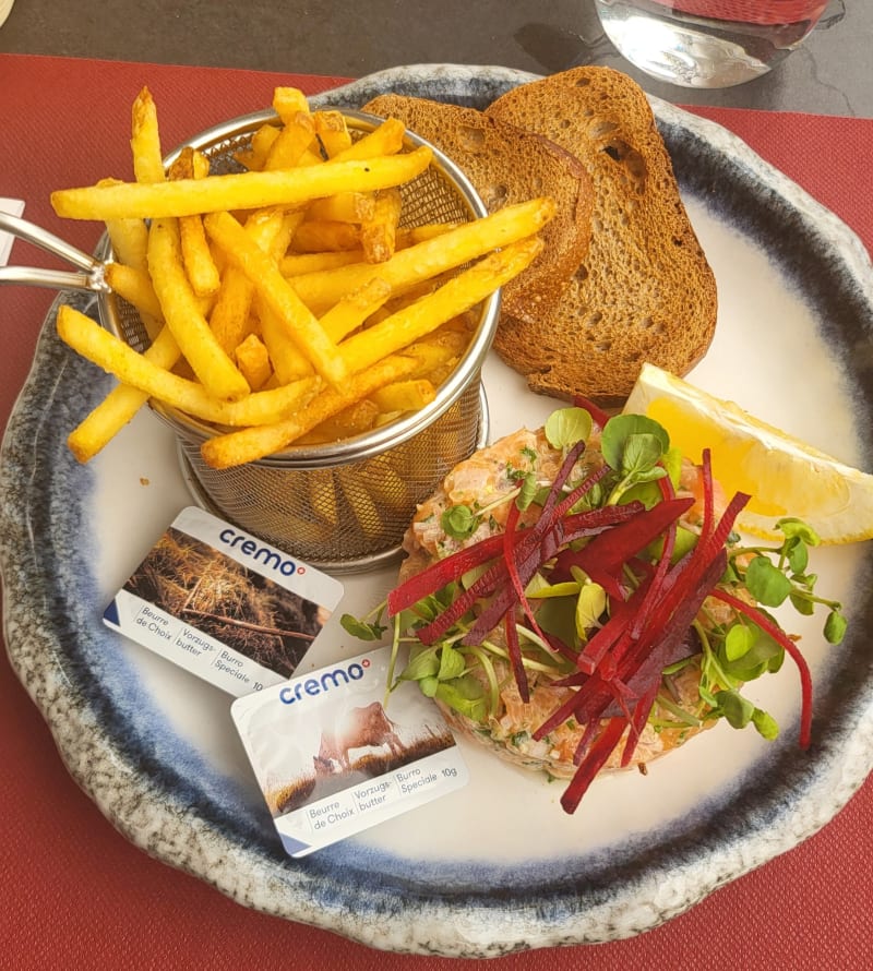 Tartare de saumon, frites et toasts - L’Onesienne, Onex