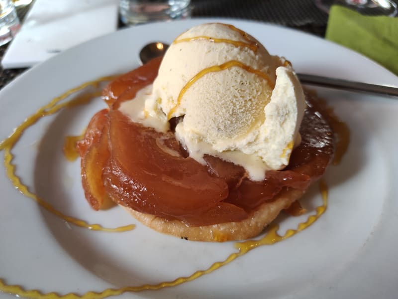 Tart tatin with vanilla ice-cream - Saveurs et Couleurs, Geneva