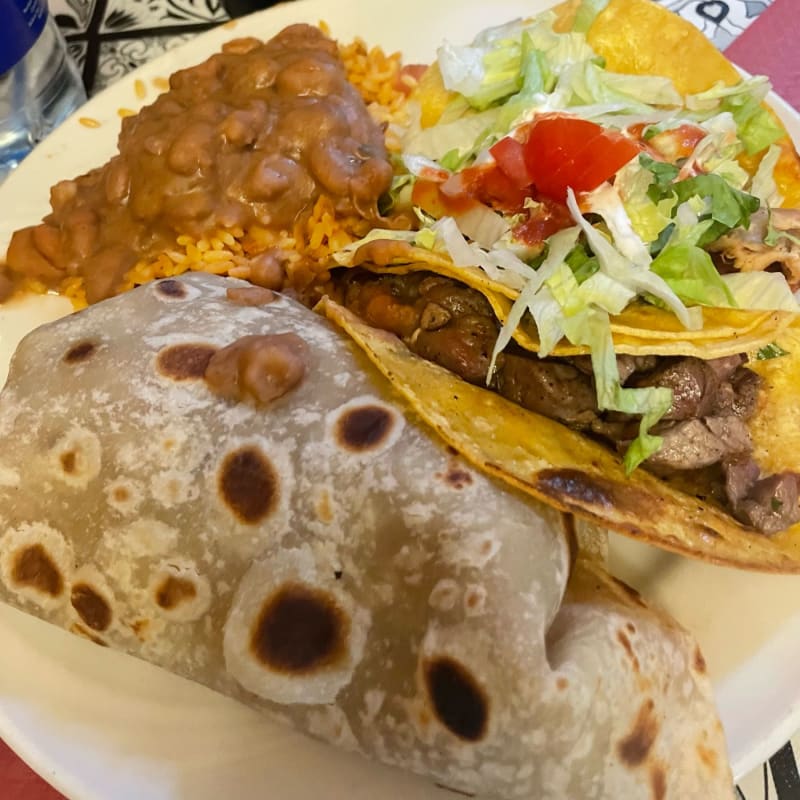 Burrito con carne picadillo, tacos di pollo e di carne asada servito con fagioli e riso - Taqueria Mamacita's, Genoa