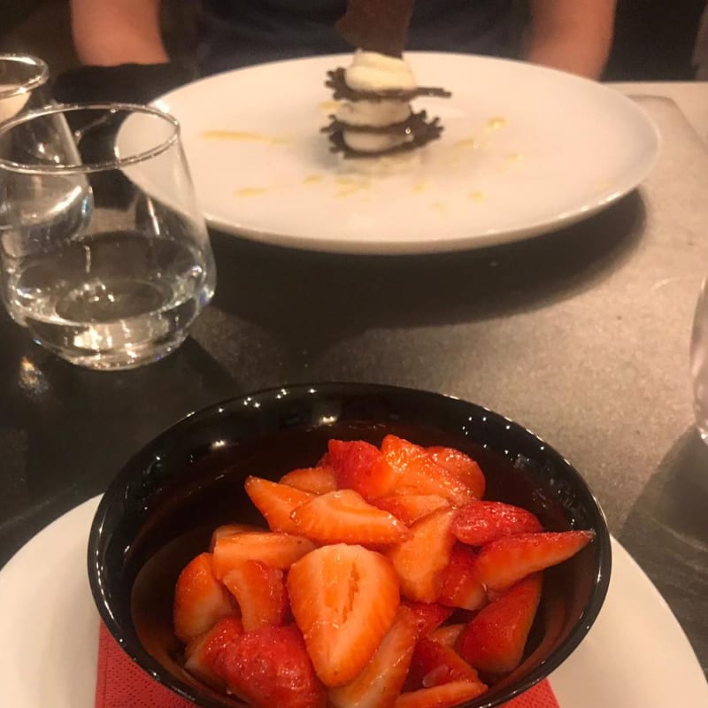 fragole zucchero e lime e millefoglie cioccolato e mascarpone. Bello e buono! - LUX Gourmet Social Club, Milan