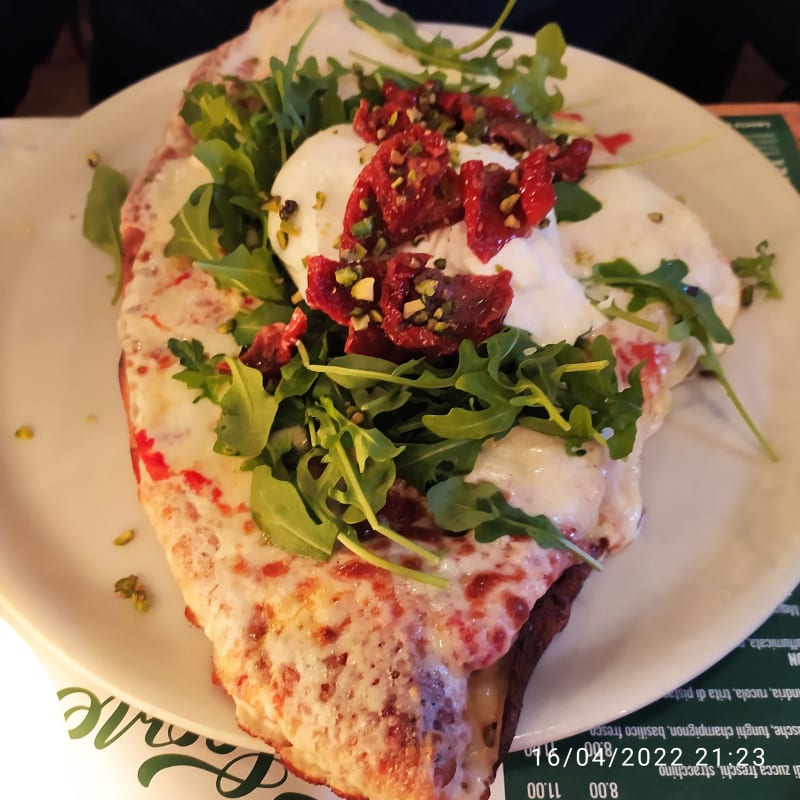 Trancio di pizza con pomodorini secchi bufala e granella di pistacchio  - Pizzeria Little Italy Tadino, Milan