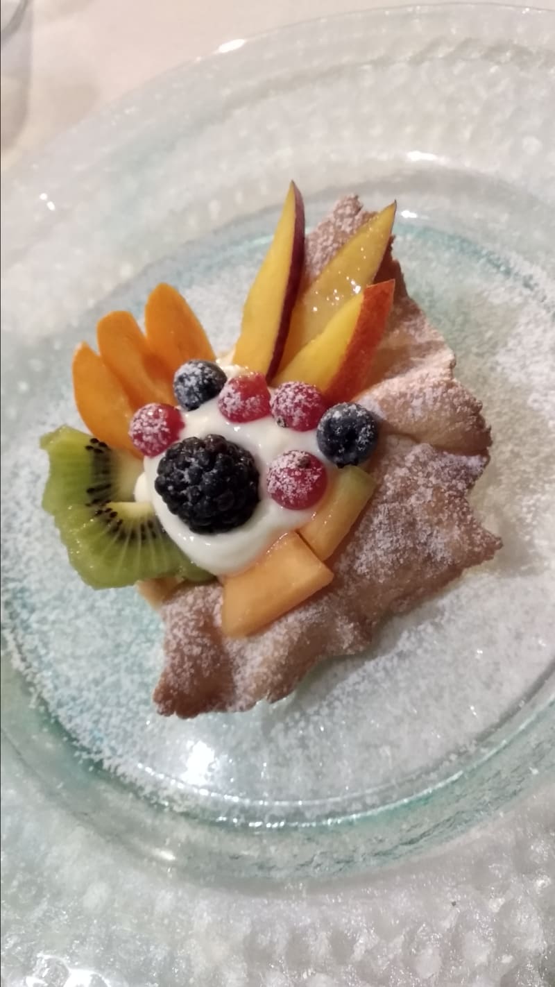 Canestrino di pasta frolla con crema chantilly e frutta - Ristorante La Polveriera, Pontedera