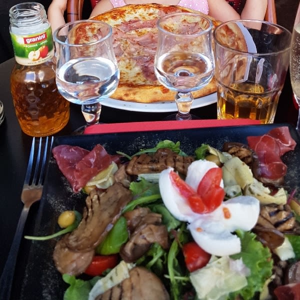 salade italienne et pizza!! - La Focaccia, Paris