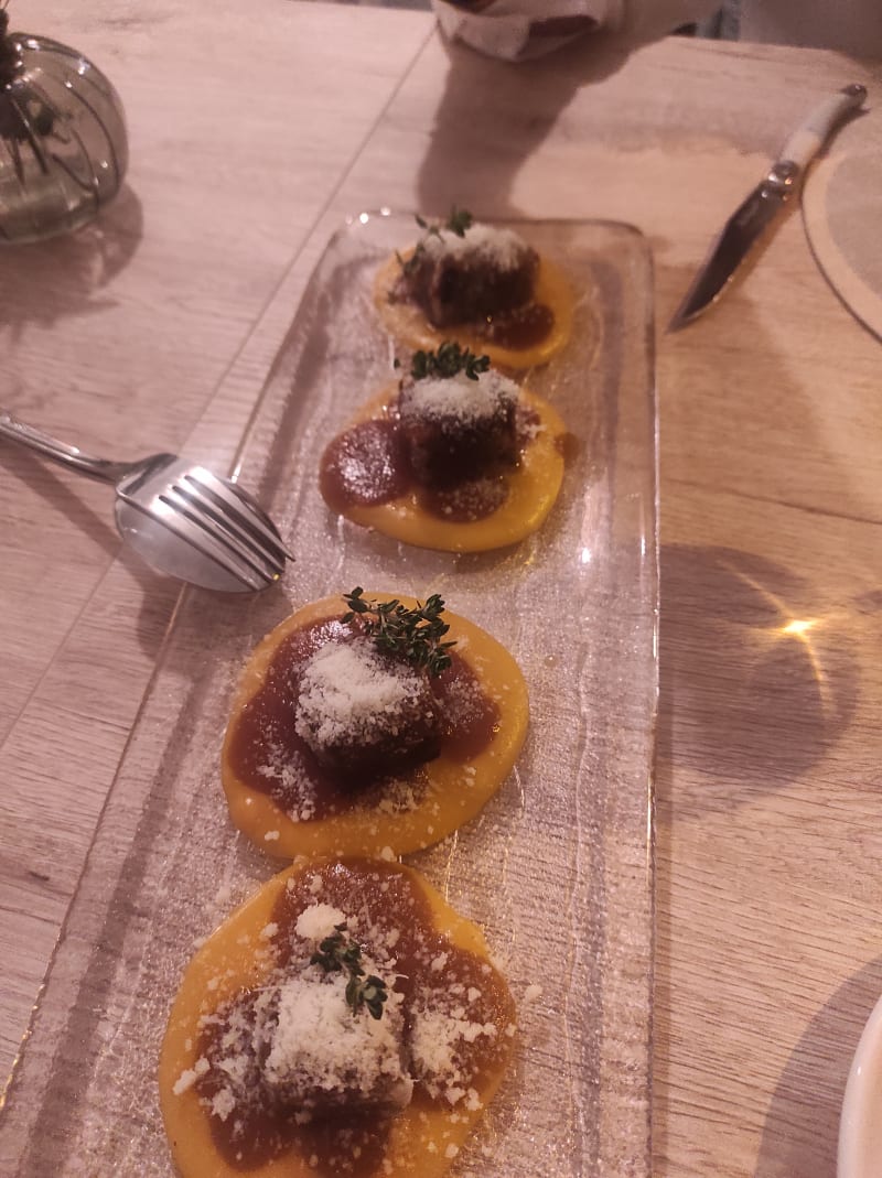 Raviolis de rabo de toro, con cremoso de calabaza, reducción de su jugo y queso manchego - Verde Esmeralda, Toledo