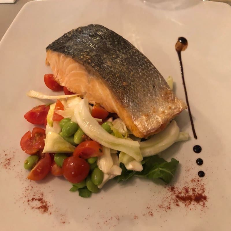 Trancio di salmone, finocchi, edamame e pachino - Ristorante Sicomoro - Simon Hotel, Pomezia