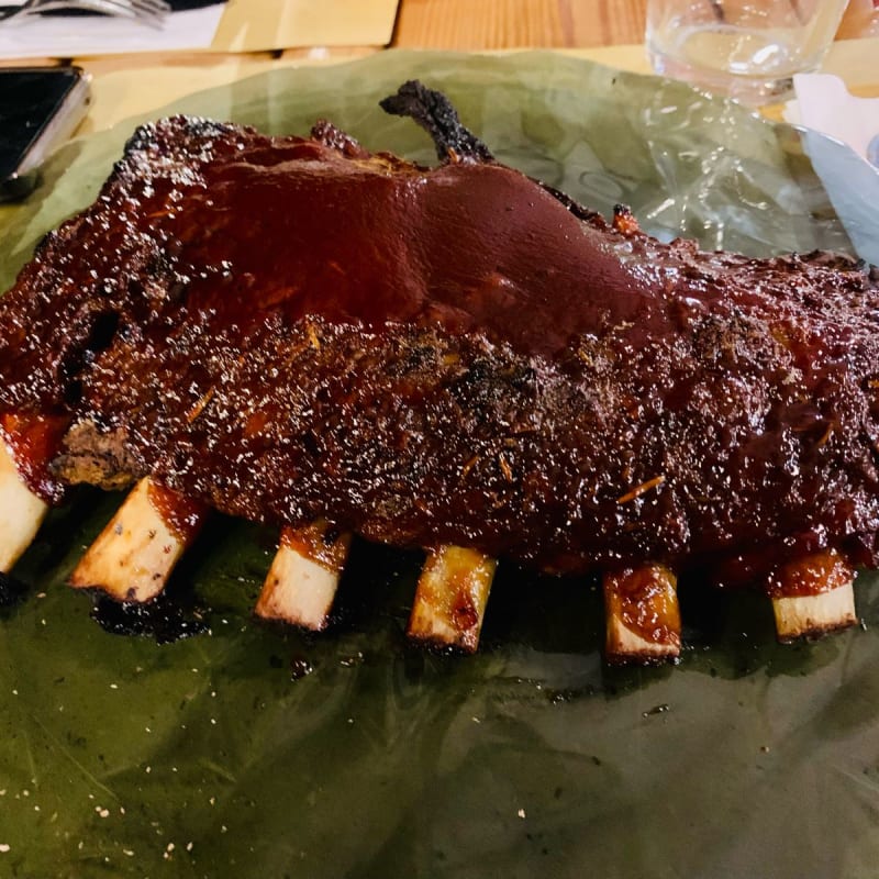 Pianola di Costata di Maiale, marinata 12 ore. Brasate a Bassa Temperatura per tutta la Notte. Affumicata a Freddo e servita con salsa BBQ al Jack Daniel's. - Tabard Inn, Narni