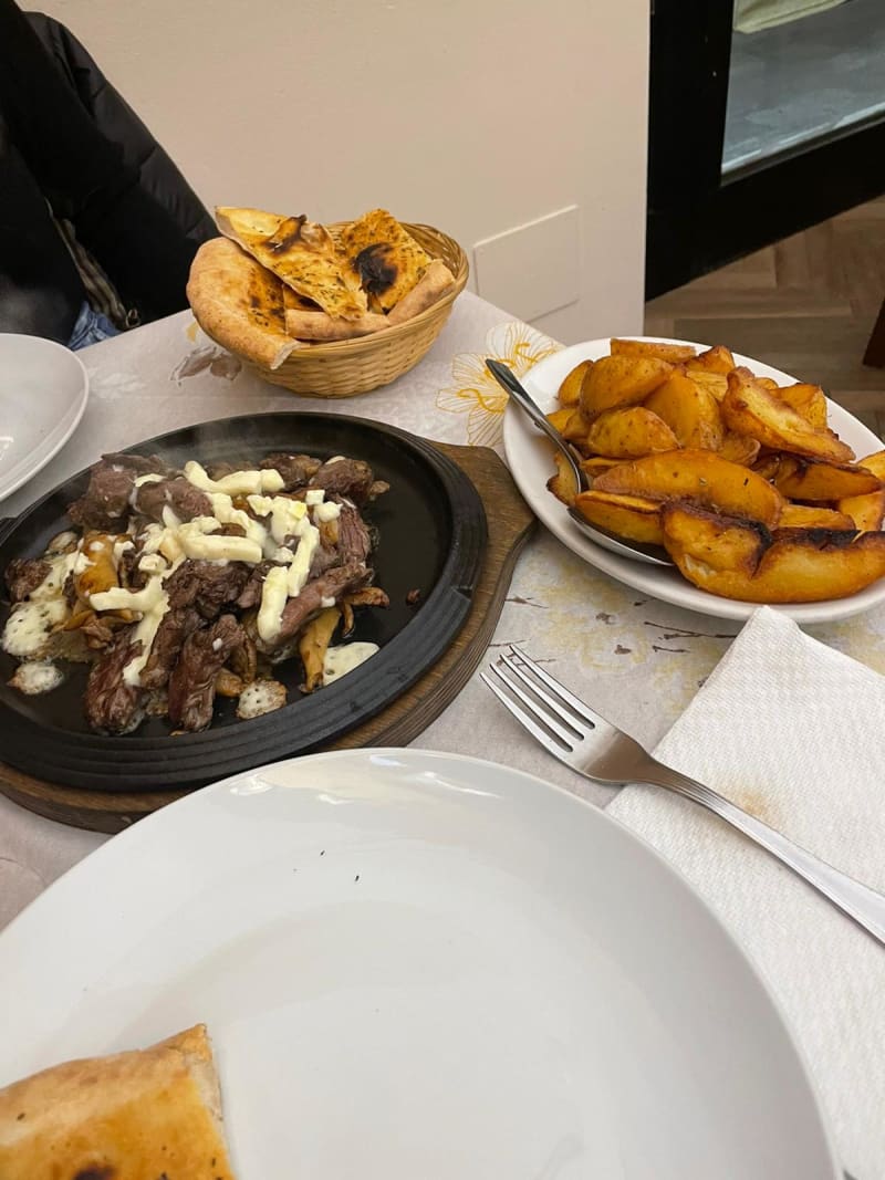 Tagliata di manzo con porcini e provola con contorno di  patate al forno - L'arte della Pizza da Salvatore - Osteria, Mercato San Severino