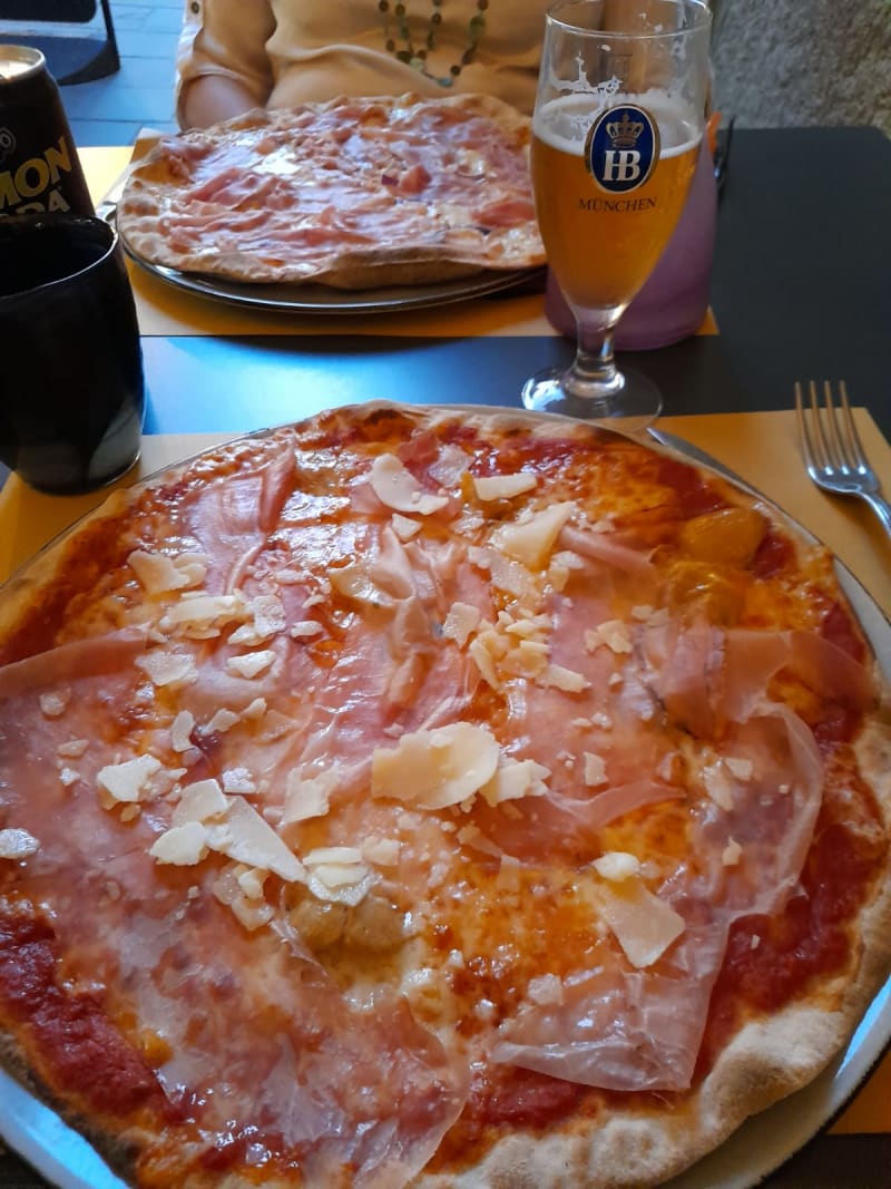 Pizza con pomodoro speck e grana - ATHENA, Pietrasanta