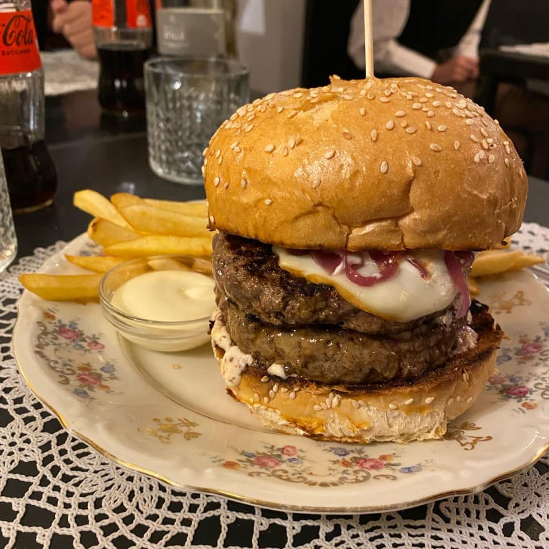 Hamburger di manzo con scamorza affumicata, cipolla caramellata, rucola, tabasco e maionese - Lars, Milan