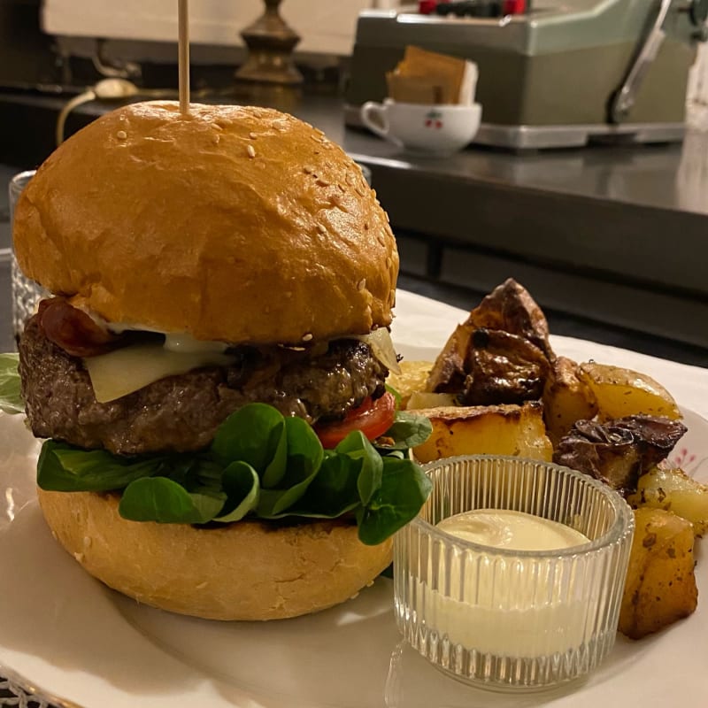 Hamburger di manzo (si può scegliere anche l’opzione con pollo grigliato) con bacon croccante, emmental, songino, pomodoro e maionese - Lars, Milan