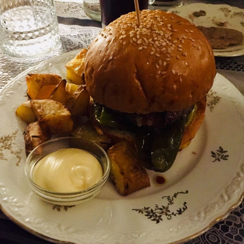 Hamburger con avocado e cipolle caramellate - Lars, Milan