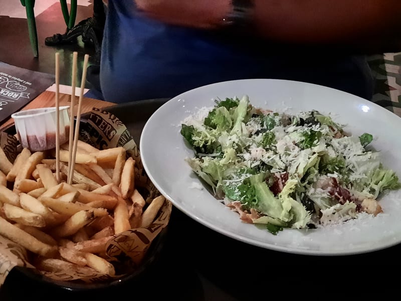 Salade césar et frites - Belushi's Barcelona, Barcelona