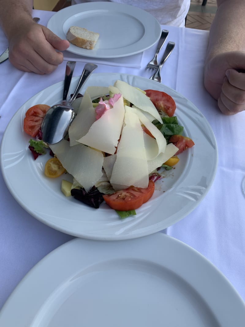 Gemischter Salat mit Parmesan - Ristorante Montebuoni