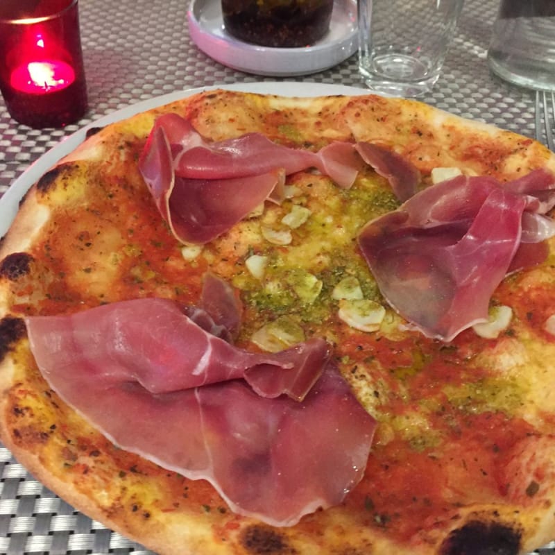 Pizza tiède, peu de tomate trop d’ail. Sauce piquante redoutable ! - D´Oro, Paris