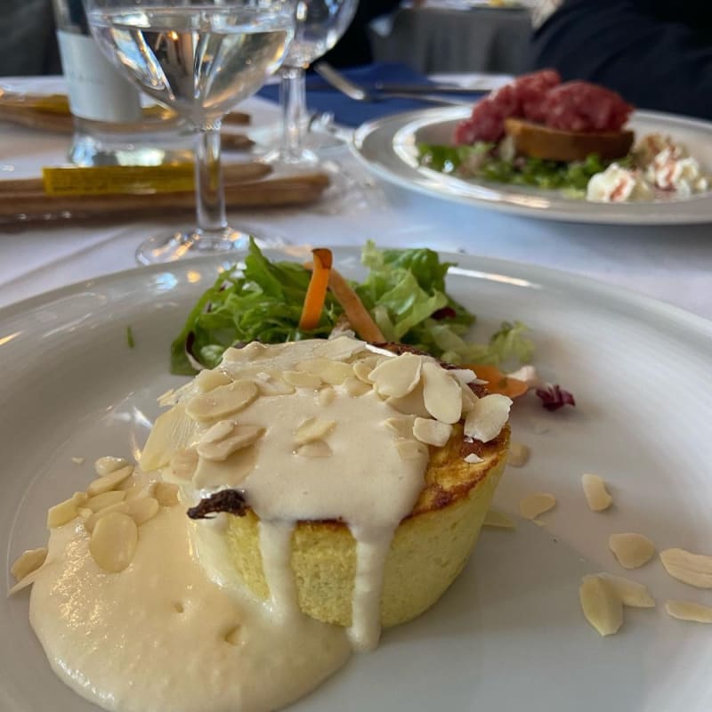 Tortino di porri con fonduta di formaggi e scaglie di mandorla - Esperia, Turin