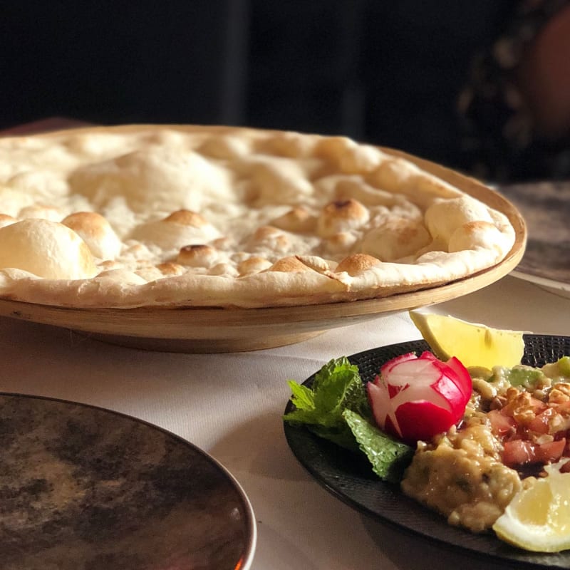 Voorgerecht van een aubergine based spread met knoflook en tomaat om met brood in te dippen. - Restaurant Al Hayat, The Hague