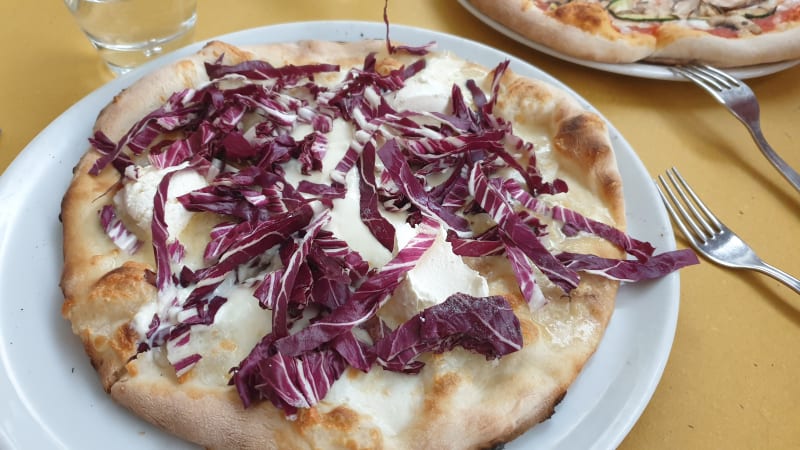 4 formaggi e radicchio - Trattoria Stefan Pizzeria