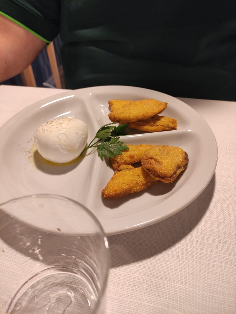 Porcini fritti con bufala DOP €13.jpg - Hosteria Incontro 1961