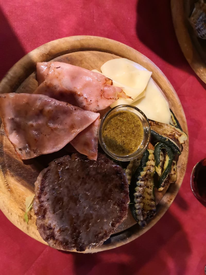 Hamburger al piatto con mortadella piastrata e pesto  - Guindillas