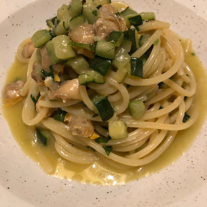 Spaghetti con vongole veraci, zucchine e mandorle - Savoy Restaurant, Trieste