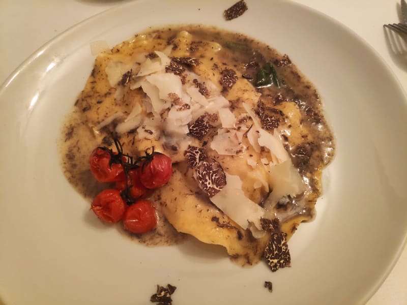 Ravioloni Rellenos con Crema Parmegiano, Coulis de Espinacas, con Yema de Corral, Crema de Trufa Negra y Láminas de Trufa Negra. - Mozzafiato Pasta Fresca Artigianale, Madrid