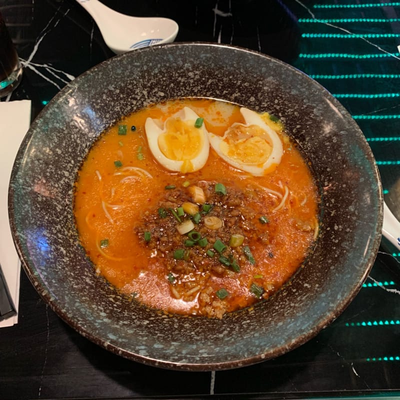 Prato típico da região. Muito semelhante a massa à bolonhesa mas com um caldo divinal e spicy. Também foi servido um prato de gyosas deliciosas.  - Sanuki Paris, Paris