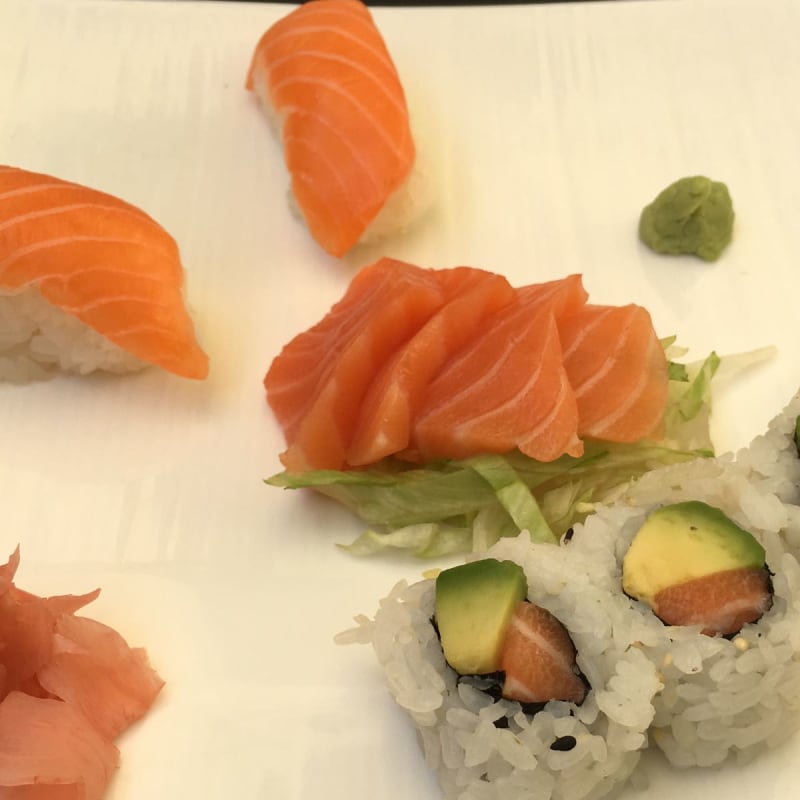 Bouchées de riz des sushi trop grosses, un riz plus fin aurait aussi été plus approprié, absence de daikon, bonne qualité du poisson - Jasuko, Maisons-Alfort