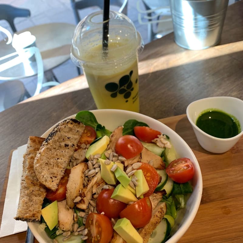 Insalata con edamame , pomodorini, straccetti di pollo, avocado, accompagnato da due fette di pane tostato - Frankie's - Ticinese, Milan