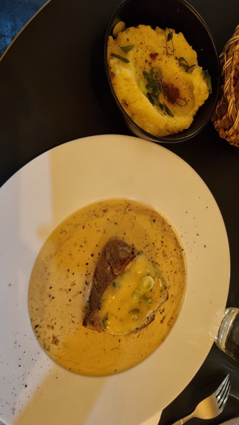 Filet de bœuf et son tartare de poivre, jus court, pommes charlottes rissolées - Madeleine C, Paris