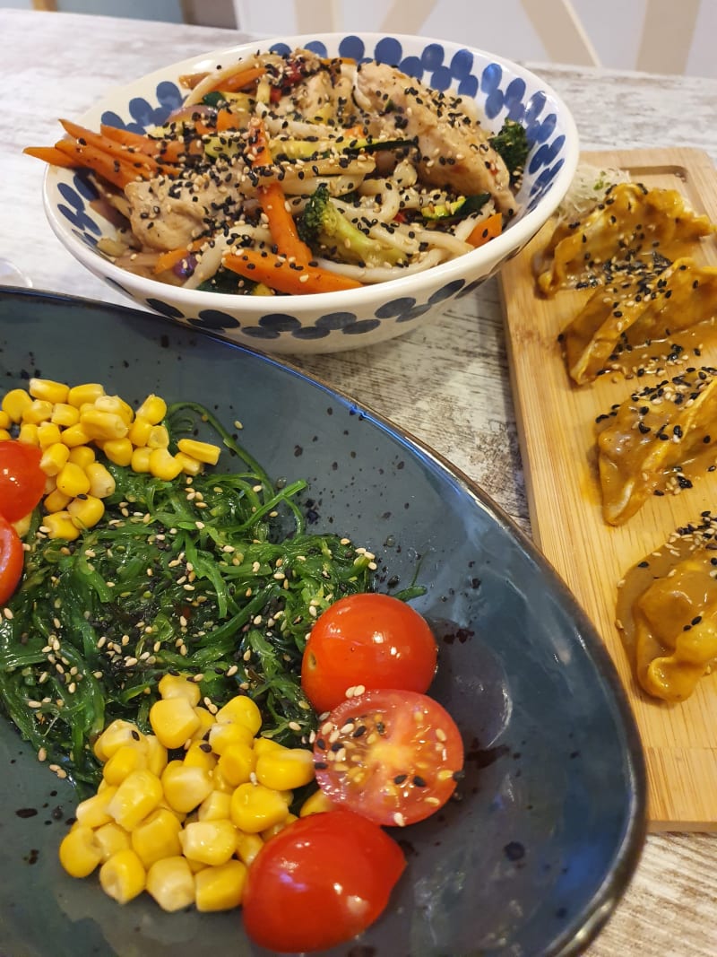 Ensalada Wakame, Udon Con Pollo y Gyozas De Pato Al Curry - Dvicio sushi by Kanae, Sant Cugat del Vallés