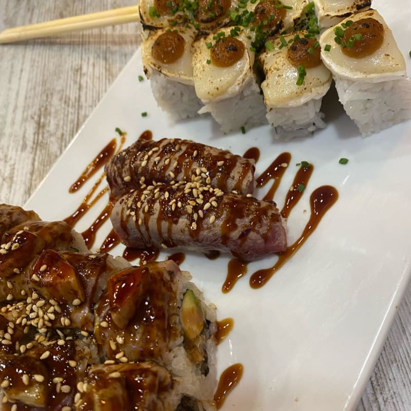 Los nigiris súper buenos, se notaba fresco el atún, los uramakis también ricos, el Helsinki que tiene queso de cabra súper rico pero claro al tener queso de cabra casi los otros sabores no los aprecias… - Dvicio sushi by Kanae, Sant Cugat del Vallés