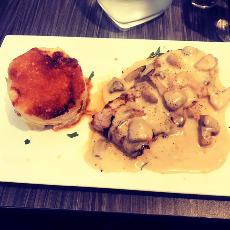 Plat peu copieux pour moi car je n’avais pas pris d’entrée. Mais avec une entrée c’est largement suffisant. Le veau très tendre et la sauce champignons délicieuse. je me suis régalée. - O'Papa