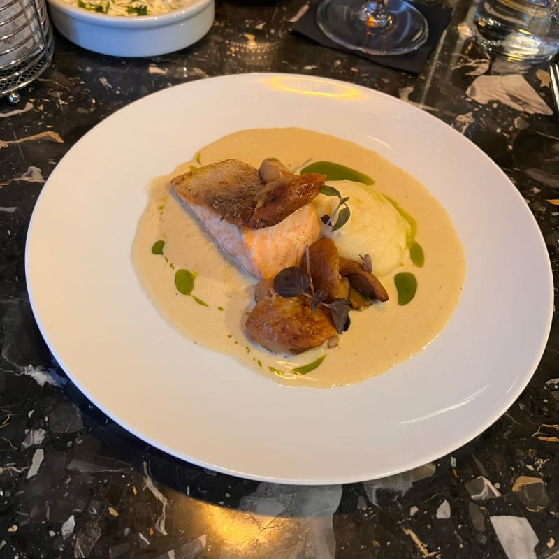 Zalm met eekhoorntjesbrood en zuurkool - Lucia's Stadshart, Amstelveen